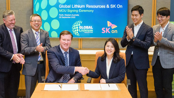 SK On Vice President Ryu Jin-suk, center right, and Ron Mitchell, managing director of Global Lithium Resources pose for a photo after signing an MOU in Perth, Australia, on Sept. 28. [GLOBAL LITHIUM RESOURCES] 