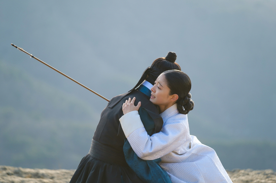 Lee portrays a queen who falls in love with the king's regent in tvN's drama series "The Crowned Clown" (2019). [TVN]