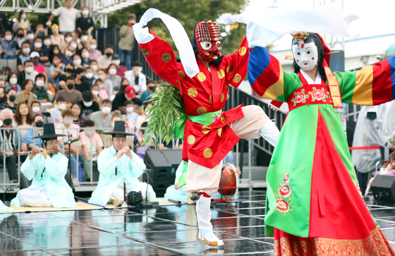 Performers dance at the 2022 Andong International Talchum Festival in Andong, North Gyeongsang, on Monday. The festival was not held for the last two years due to the Covid-19 pandemic. [YONHAP]