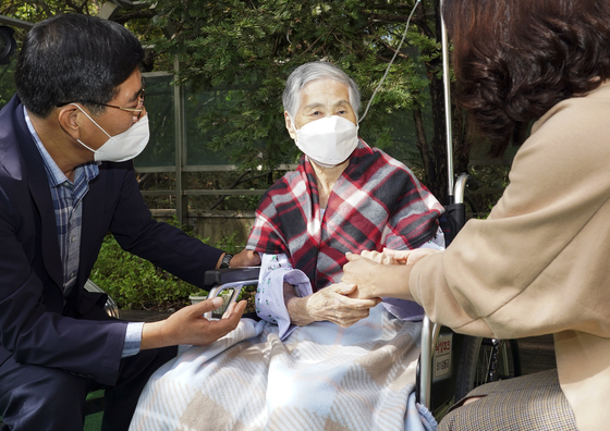 A patient at a nursing hospital in Bucheon, Gyeonggi, sees her family members as health authorities allowed face-to-face meetings in high risk facilities starting Tuesday. [YONHAP]