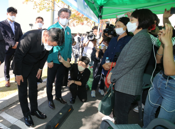 Chung Ji-sun, group chairman of Hyundai Department Store, apologizes to families of those who died of in the Hyundai Premium Outlet fire, on Tuesday. [NEWS1] 
