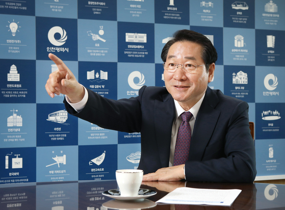 Yoo Jeong-bok, mayor of Incheon, conducts an interview with the Korea JoongAng Daily on Oct. 4 at Incheon City Hall. [PARK SANG-MOON]