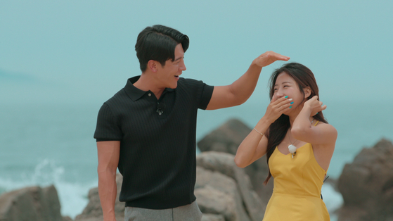 A scene from “Single’s Inferno” (2021-22) where participants are trapped on a island and can escape only when they pick each other and become a couple [NETFLIX]