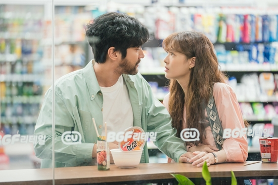 Actor Choi Si-won, left, during a scene of the hit tvN drama ″Work Later, Drink Now″ (2021) [TVN]
