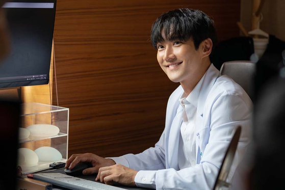 Choi Si-won during a scene of the ongoing ENA rom-com ″Love Is For Suckers″ [ENA]
