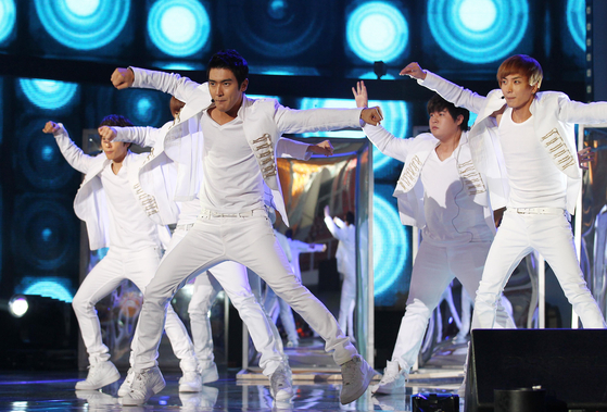 Choi Si-won performing as a member of boy band Super Junior during the 2010 Golden Disc Awards at Korea University Hwajeong Gymnasium in Seongbuk District, central Seoul, on Dec. 9, 2010 [JOONGANG ILBO]