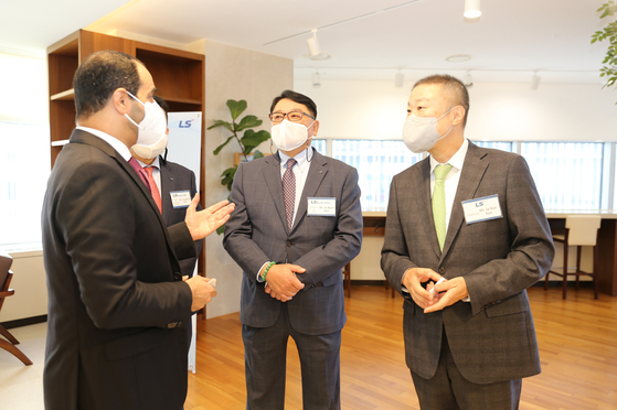 From right, Koo Ja-eun, LS chairman, and Koo Ja-kyun, LS Electric CEO, speak with Omani ambassador to Korea Zakariya Hamed Hilal Al Saadi on Tuesday at LS Yongsan Tower in central Seoul. LS Chairman Koo invited ambassadors from five of six member countries of the Gulf Cooperation Council (GCC) — Kuwait, Oman, Qatar, Saudi Arabia, and the United Arab Emirates, excluding only Bahrain, which does not have an embassy in Korea — that day to discuss possible collaboration in infrastructure construction projects in the region. [LS HOLDINGS]