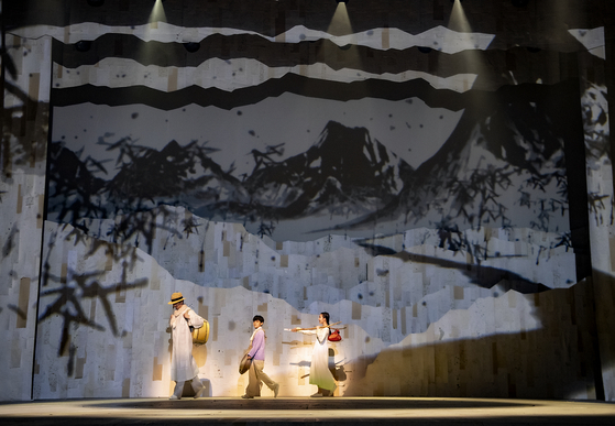 “Seopyeonje” tells the lifelong journey of singers of pansori, or Korean traditional narrative singing, in the post-Korean War (1950-53) era. [PAGE1]