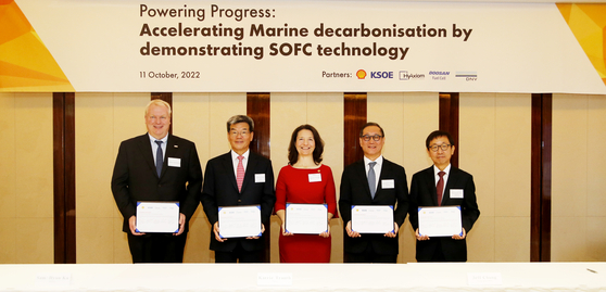 From left: Vidar Dolonen, DNV’s regional manager in Korea, Chung Hyung-rak, Doosan Fuel Cell CEO, Karrie Trauth, Shell senior vice president, Ka Sam-hyun, KSOE President, and Che Hoo-seok, Doosan Fuel Cell vice president, during a signing ceremony Tuesday in central Seoul [DOOSAN FUEL CELL]