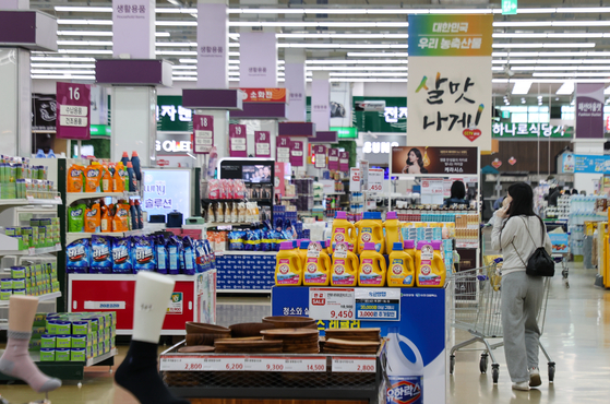 A customer shops at a store in Seoul on Tuesday. Consumer price is expected to continue to affect global economy in 2023. [YONHAP]