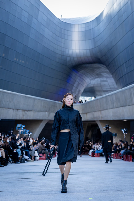 Model Han Hye-jin returned to the runway for Songzio's opening show at Seoul Fashion Week 2023 Spring/Summer on Tuesday. [SONGZIO]