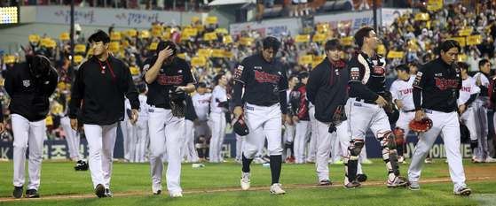 KT Wiz players walk off the field after losing to the LG Twins at Jamsil Baseball Stadium in southern Seoul on Tuesday.  [NEWS1]