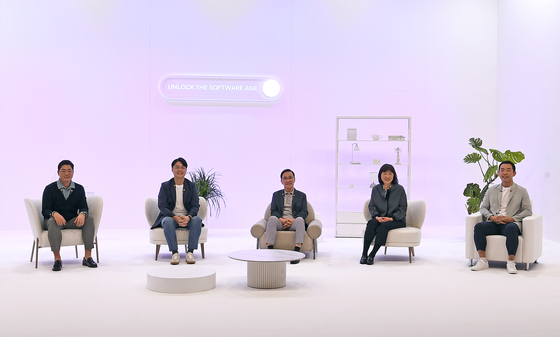 From left: Ahn Hyung-ki, vice president of Hyundai Motor Group's electronics development group, Paul Choo, executive vice president of Hyundai Motor Group's electronics and infotainment development center, Park Chung-kook, president of Hyundai Motor Group's R&D division, Jin Eun-sook, executive vice president Hyundai Motor Group's ICT innovation division and Chang Song, president of Hyundai Motor Group's transportation-as-a-service division talk at an online press conference Wednesday. [HYUNDAI MOTOR GROUP] 