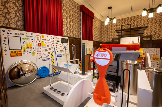 An installation view of the exhibition. This section questions the sustainability of public design, including trash cans, ″no parking″ signs and restroom signs. [KOREA CRAFT AND DESIGN FOUNDATION]