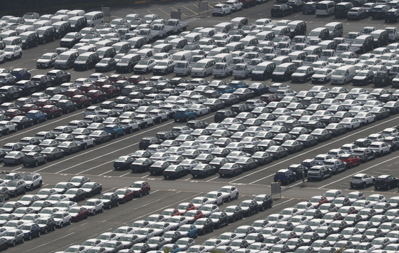Cars wait to be shipped at Hyundai Motor's factory in the southeastern city of Ulsan on September 16. [YONHAP]