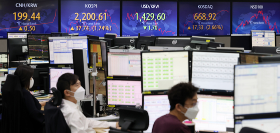 Electronic display boards at Hana Bank in central Seoul show stock and foreign exchange markets Friday. [YONHAP]〉
