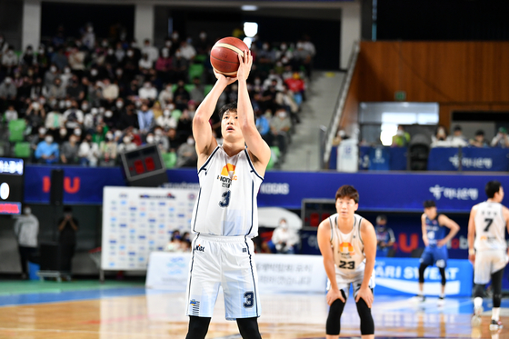 Heo Ung of Jeonju KCC plays the ball during a match against Daegu Kogas Pegasus on Sunday at Daegu Indoor Gymnasium in Daegu. [KBL]