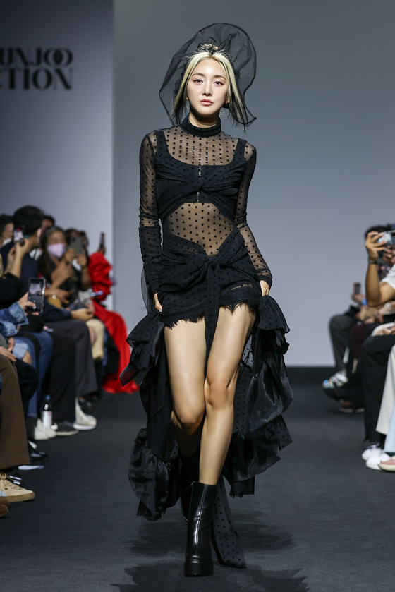 Singer Bada of girl group S.E.S walked the runway for Kwakhyunjoo Collection last Friday. [KWAKHYUNJOO COLLECTION]