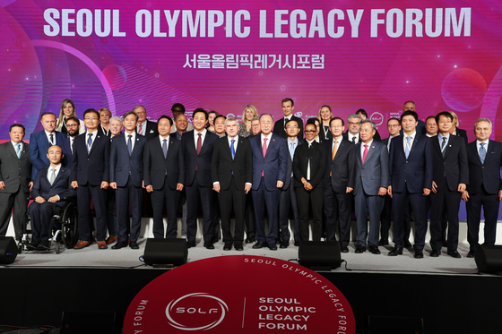 Attendants pose for a photo at a forum on Seoul Olympics' legacy at Seoul Olympic Parktel in southern Seoul on Tuesday. [YONHAP]