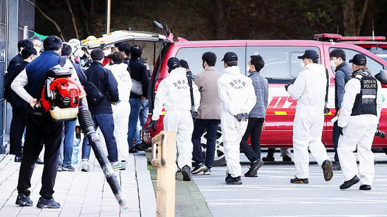 Police and other officials enter the SK C&C building in Pangyo, Gyeonggi, on Monday to inspect the site. Kakao servers were knocked out as a result of a fire at a Pangyo data center that started Saturday afternoon. The company's messenger and services offered by related companies were unavailable, degraded or intermittent anywhere from 10 hours to two days as backup systems failed to kick in fast enough. [NEWS1]