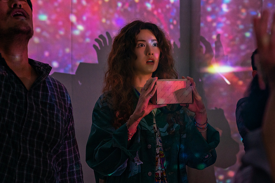 The best friends, on their search for the protagonist's mission boyfriend, encounter a group who believe they have had contact with aliens. [NETFLIX]