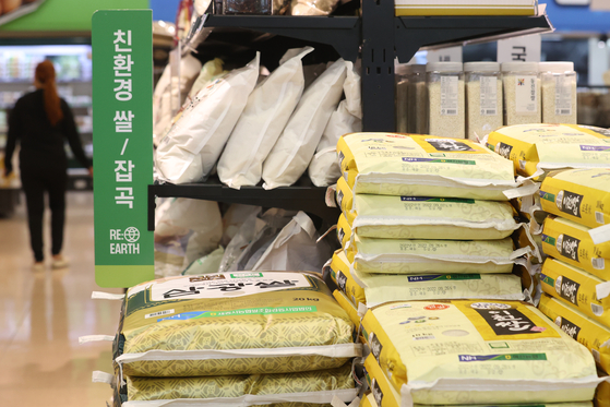 Rice sold at a major discount mart in Seoul on Oct. 3. The government announced that in addition to the 450,000 tons that it is purchasing to stockpile for emergency purposes, it is making an additional purchase o 450,000 tons to prevent rice prices from falling further. [YONHAP] 