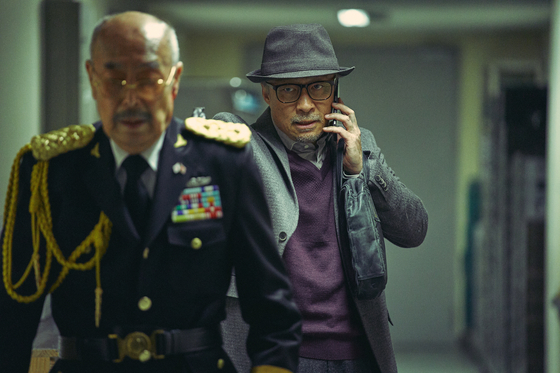 Actor Lee Sung-min as Pil-joo, right, in the upcoming revenge thriller film ″Remember″ [ACE MOVIE MAKERS]
