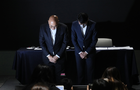 Kakao co-CEOs Namkoong Whon, left, and Hong Eun-taek bow in apology after the company’s services crashed over the weekend at a press conference held Wednesday morning at the company's office in Pangyo, Gyeonggi. [WOO SANG-JO]