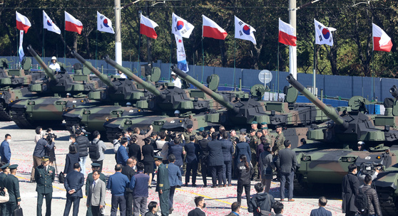 A ceremony celebrating the export of Hyundai Rotem's K-2 battle tanks to Poland takes place at the company's headquarters in Changwon, South Gyeongsang on Wednesday. The ceremony was attended by Eom Dong-hwan, chief of the Defense Acquisition Program Administration (DAPA); Maciej Jabłoński, Polish army inspector of the land forces; Piotr Ostaszewski, Polish ambassador to South Korea; and Lee Yong-bae, president of Hyundai Rotem. [SONG BONG-GEUN] 