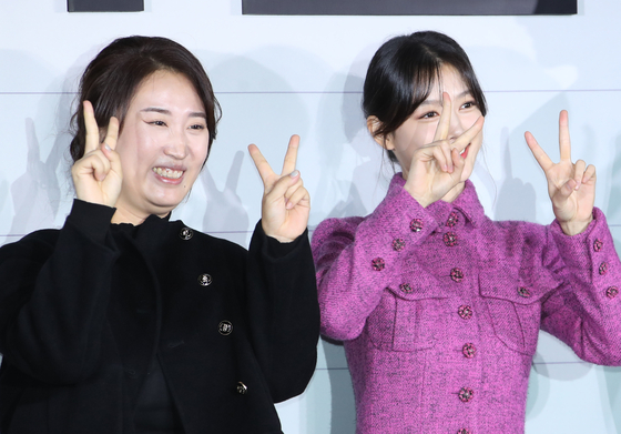 From left, director Bang Woo-ri and actor Kim Yoo-jung pose for photos at a local press event for upcoming Netflix film "20th Century Girl" in Yongsan I'Park Mall branch of CGV in central Seoul on Wednesday. [NEWS1] 