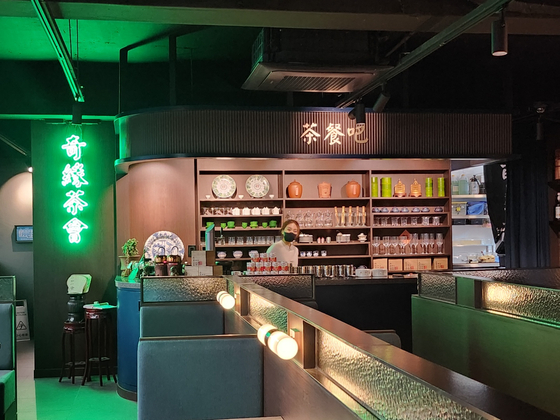 The tea specialist at Wui Tea House and Restaurant brewing tea [LEE JIAN]