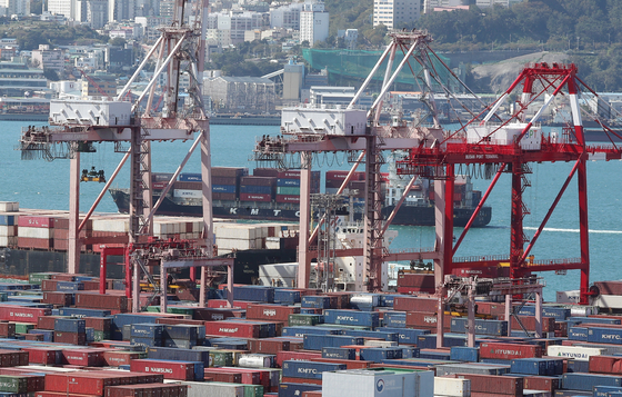 Containers are stacked at a pier in the port city of Busan on Oct. 11. [YONHAP]