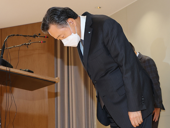 SPC Chairman Hur Young-in apologies for the death of a 23-year-old worker in an accident at an SPL factory at a press conference on Friday. [YONHAP]
