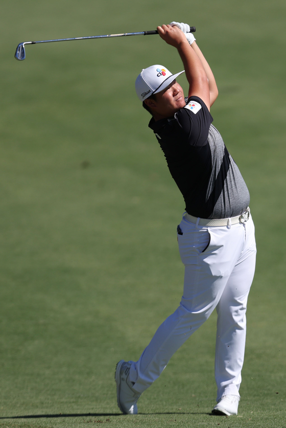 Im Sung-jae plays his shot from the third fairway during the final round of the Shriners Children's Open at TPC Summerlin on Oct. 9 in Las Vegas, Nevada.  [AFP/YONHAP]