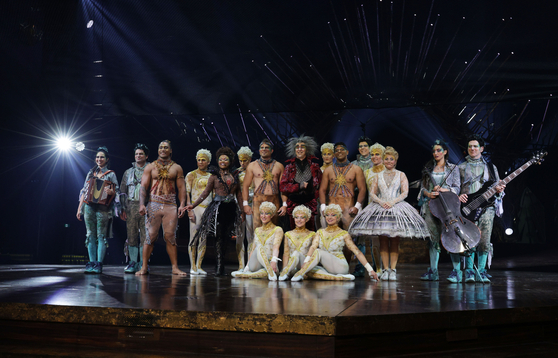 The entire cast of Cirque du Soleil's "Alegria in a New Light" that is current on tour poses for cameras during the press conference for the show at Jamsil Sports Complex’s Big Top Theater in Songpa District, southern Seoul, on Thursday. [YONHAP]