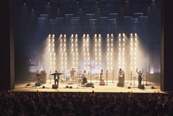 Korean band Leenalchi, consisting of vocalists Ahn Yi-ho, Lee Na-rae, Kwon Song-hee, Shin Yu-jin, bassist Jang Young-gyu, Park Jun-cheol and drummer Lee Chul-hee, rehearse for the upcoming concert ″Mul Mit,″ slated to be staged at the LG Arts Center Seoul in western Seoul from Oct. 28 to 30. [STUDIO AL, KIM YOON-HEE] 