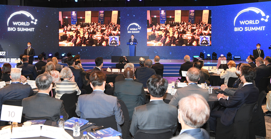 President Yoon Suk-yeol delivers an opening address at the World Bio Summit 2022 held at the Grand Walkerhill Seoul in Gwangjin District, eastern Seoul, on Tuesday. The World Bio Summit 2022, hosted jointly by the Korean government and the World Health Organization, invites leaders in the vaccine and bio fields worldwide to share their experiences in responding to the Covid-19 pandemic and to discuss international cooperative measures based on technological innovation for future infectious diseases. [JOINT PRESS CORPS]