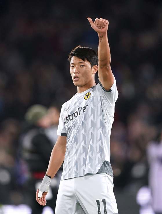 Wolverhampton Wanderers' Hwang Hee-chan gestures to the fans at the end of a Premier League match against Crystal Palace at Selhurst Park in London on Tuesday. [AP/YONHAP]