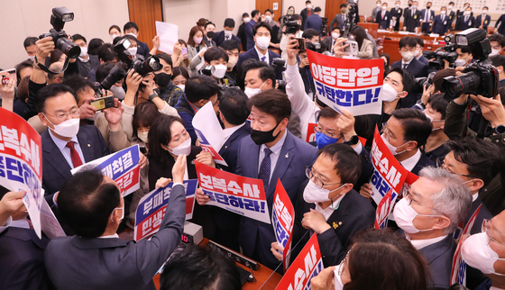 Lawmakers from the Democratic Party (DP) protest a parliamentary audit hearing at the National Assembly in Yeouido, western Seoul, on Thursday. The DP said it would boycott all audit hearings to protest the prosecution’s “politically motivated” probes against the party’s leader, but retracted the threat later. [NEWS1]