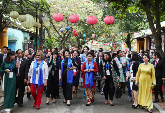 Souses of presidents and prime ministers, including then First Lady of Korea Kim Jung-sook, take a stroll together in Hoi An, Vietnam, on Nov. 11, 2011, as an event on the sidelines of the APEC summit. [JOINT PRESS CORPS]