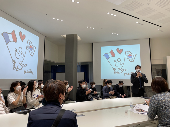 Kim Gi-hwan, CEO of Jipyong Brewery, far right, addresses the audience at the brewery's headquarter office in Seoul on Oct. 20. [ESTHER CHUNG]