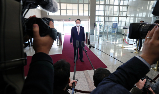 President Yoon Suk-yeol answers questions by reportes in entering his office in Yongsan on Wednesday. [JOIN PRESS CORPS]