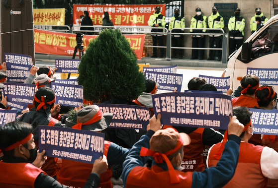 Employees of Purmil protest against the company's decision to close business and dismiss their employees in front of the dairy company's headquarters in Yeondeungpo District, western Seoul, on Wednesday morning. [YONHAP]