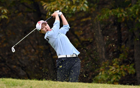 Kim Hyo-joo tees off on the seventh hole during the final round of the BMW Ladies Championship golf tournament at Oak Valley Country Club in Wonju on Sunday. [YONHAP]
