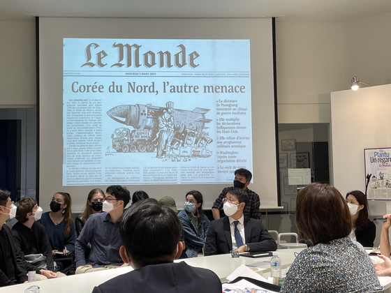 Plantu showing one of his works about North Korea during a talk with local students and cartoonists at the headquarters of Jipyong Brewery in Seoul on Oct. 30. [ESTHER CHUNG]