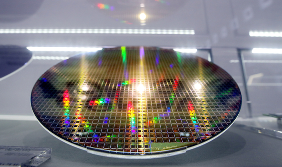 A semiconductor wafer is displayed at a Samsung Electronics showroom in Seocho District, southern Seoul. [NEWS1]