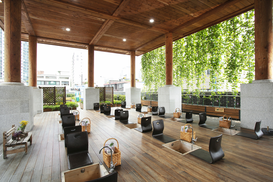 The foot bath experience zone at Seoul K-Medi Center in Jongno District, central Seoul. [SEOUL K-MEDI CENTER]