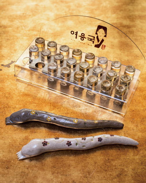 The kit to test a person's Sasang constitution type and two hwasadoksul massage devices made of porcelain [YEO YONG KUK]