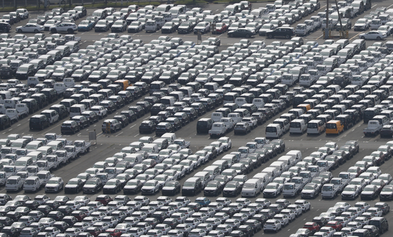 A port in Ulsan, packed with cars set to be exported on Sept. 16 [YONHAP]