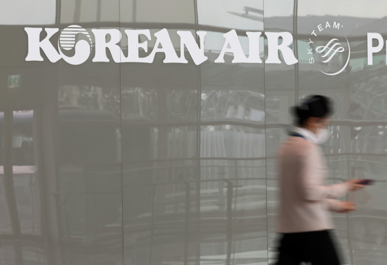 A person walks past a Korean Air Lines logo. [YONHAP]
